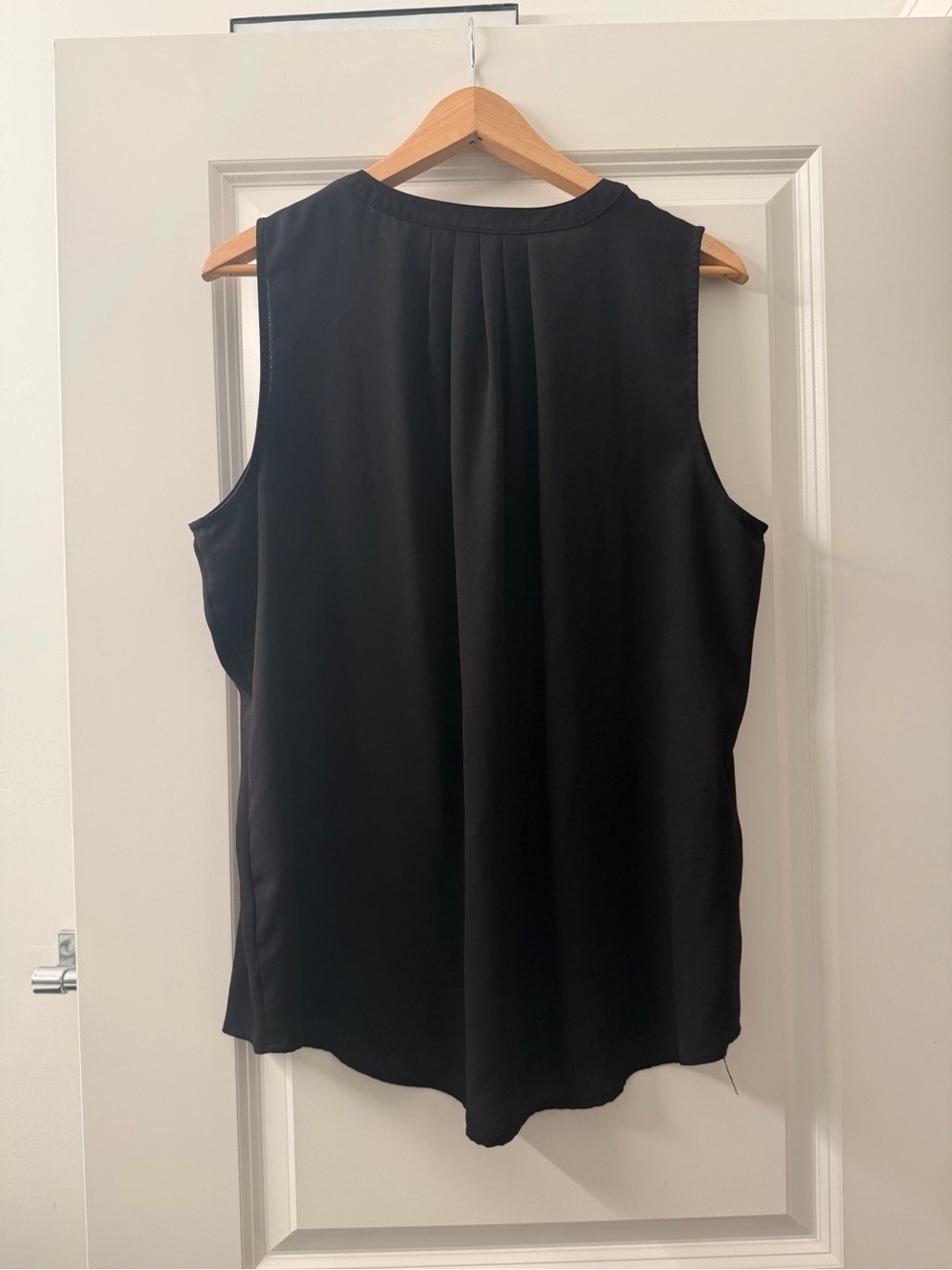 Apt. 9 Black Sleeveless V-Neck Shell Top - Picture 2 of 4